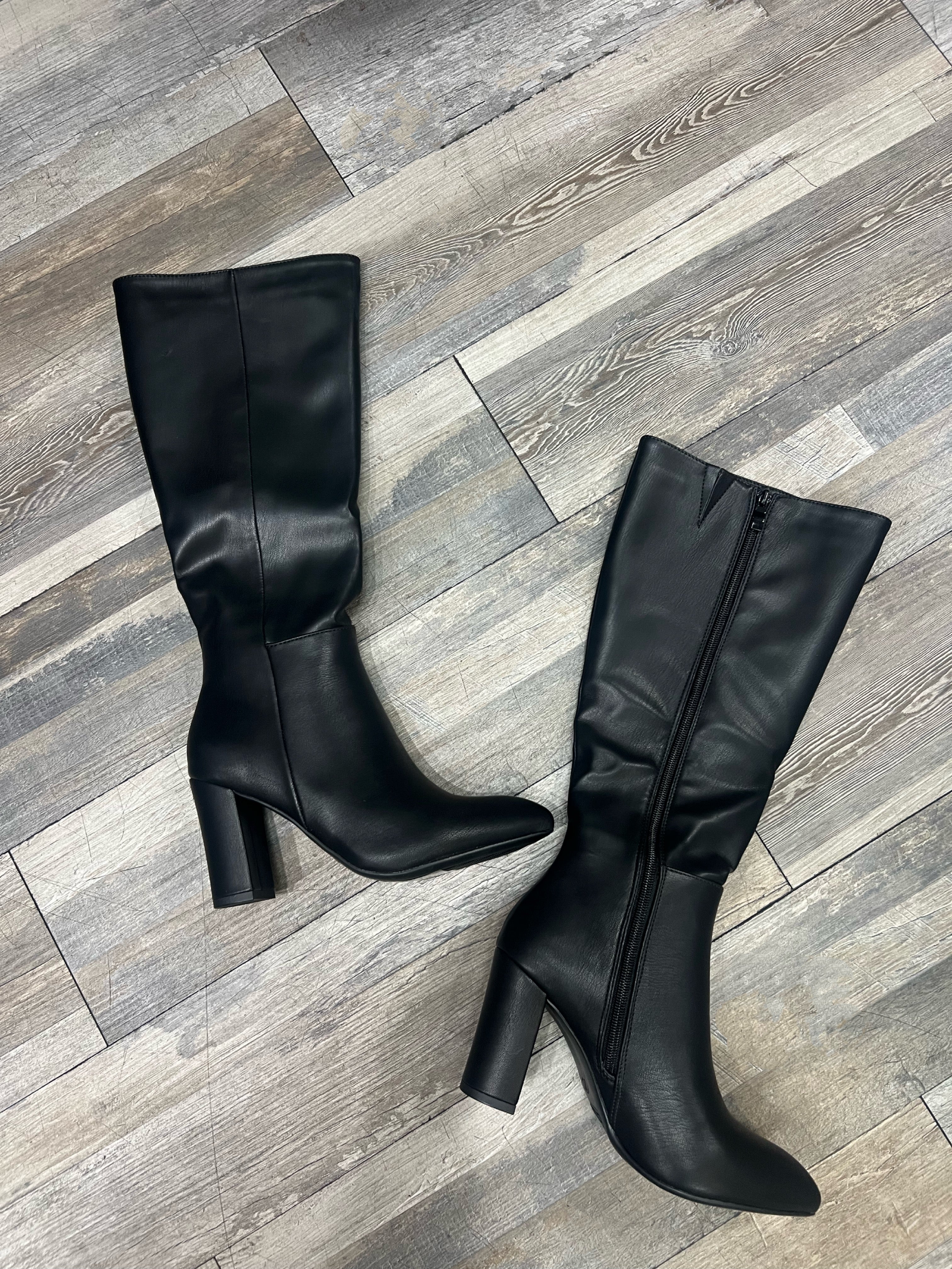 Under knee outlet boots